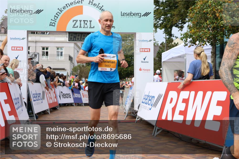 31.08.2025 - 21. Blankeneser Heldenlauf Strokosch-Dieckow http://msf.ph/oto/8695686 31.08.2025 12:30:12 Ziel 5657, 5463, 5470, 4127 meine-sportfotos.de