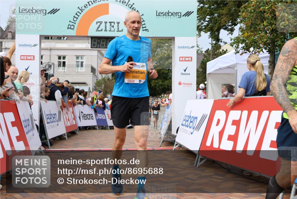 31.08.2025 - 21. Blankeneser Heldenlauf Strokosch-Dieckow http://msf.ph/oto/8695688 31.08.2025 12:30:12 Ziel 5657, 5463, 5470, 4127 meine-sportfotos.de