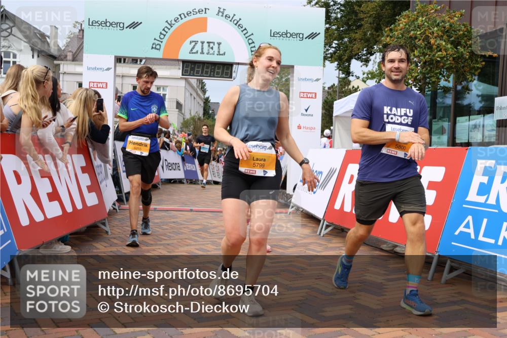 31.08.2025 - 21. Blankeneser Heldenlauf Strokosch-Dieckow http://msf.ph/oto/8695704 31.08.2025 12:30:04 Ziel 5081, 5094, 5800, 5799, 5463, 5470, 4127 meine-sportfotos.de