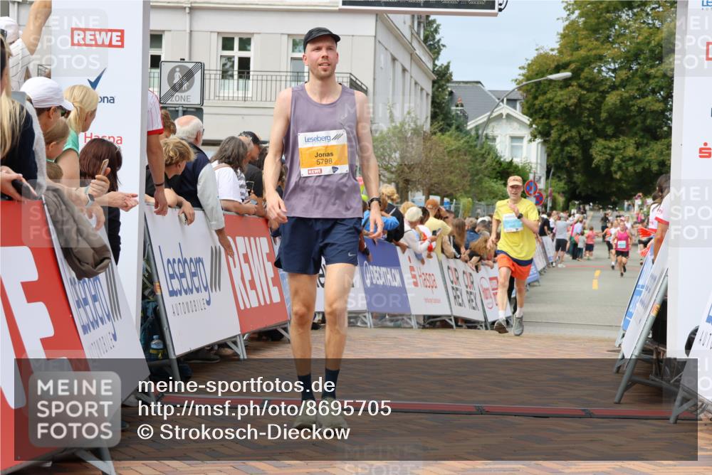 31.08.2025 - 21. Blankeneser Heldenlauf Strokosch-Dieckow http://msf.ph/oto/8695705 31.08.2025 12:25:07 Ziel 5216, 5798, 4431 meine-sportfotos.de