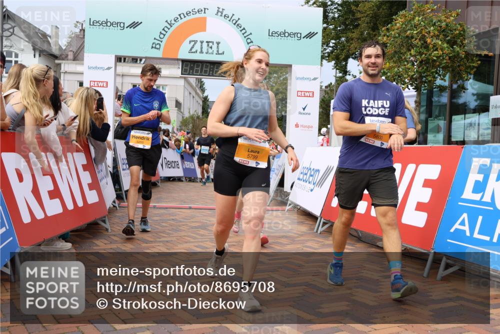 31.08.2025 - 21. Blankeneser Heldenlauf Strokosch-Dieckow http://msf.ph/oto/8695708 31.08.2025 12:30:04 Ziel 5081, 5094, 5800, 5799, 5463, 5470, 4127 meine-sportfotos.de