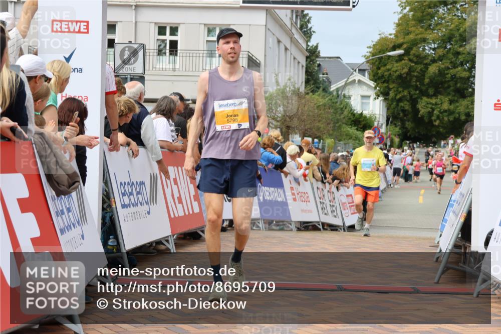 31.08.2025 - 21. Blankeneser Heldenlauf Strokosch-Dieckow http://msf.ph/oto/8695709 31.08.2025 12:25:06 Ziel 5216, 5798, 4431 meine-sportfotos.de