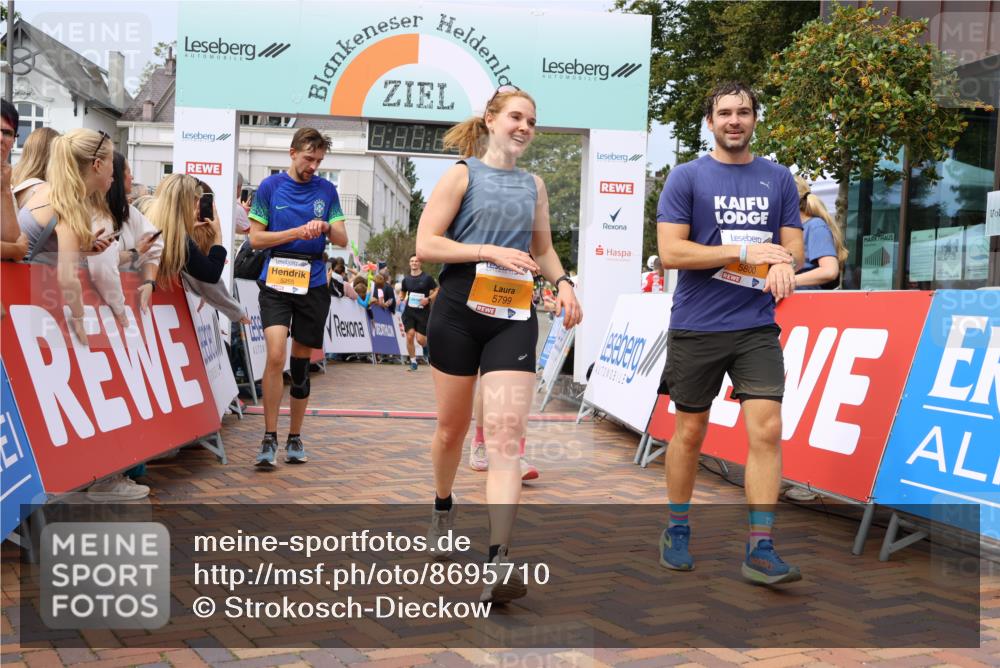 31.08.2025 - 21. Blankeneser Heldenlauf Strokosch-Dieckow http://msf.ph/oto/8695710 31.08.2025 12:30:04 Ziel 5081, 5094, 5800, 5799, 5463, 5470, 4127 meine-sportfotos.de