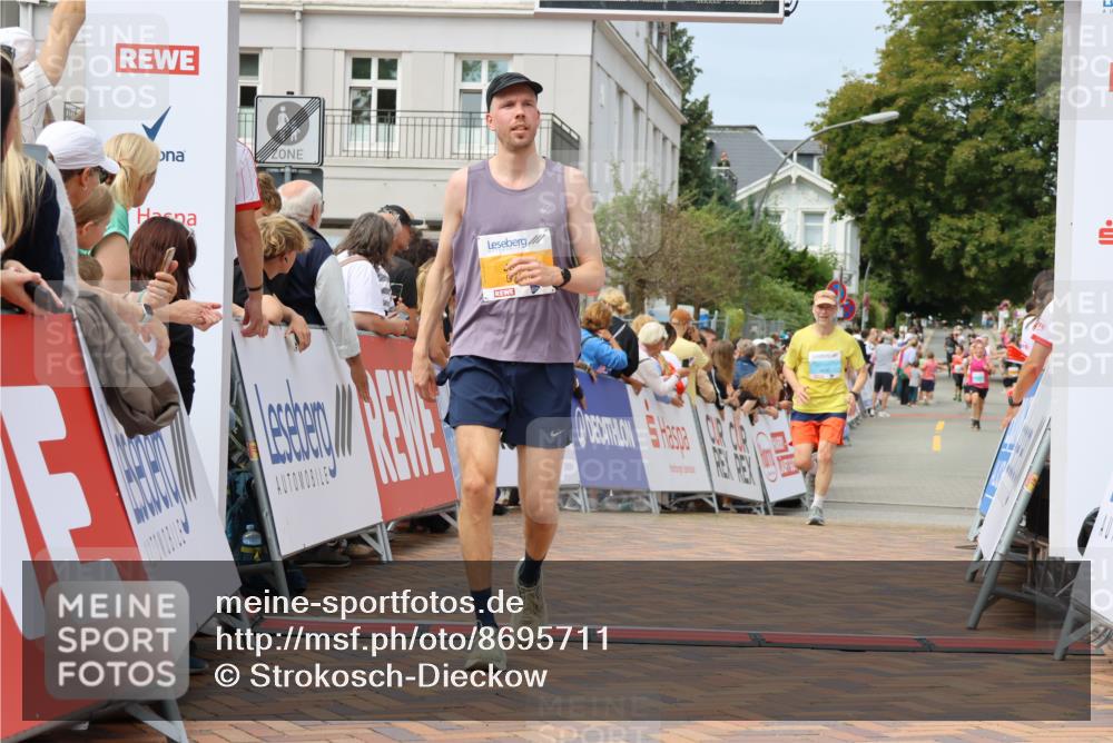 31.08.2025 - 21. Blankeneser Heldenlauf Strokosch-Dieckow http://msf.ph/oto/8695711 31.08.2025 12:25:06 Ziel 5216, 5798, 4431 meine-sportfotos.de