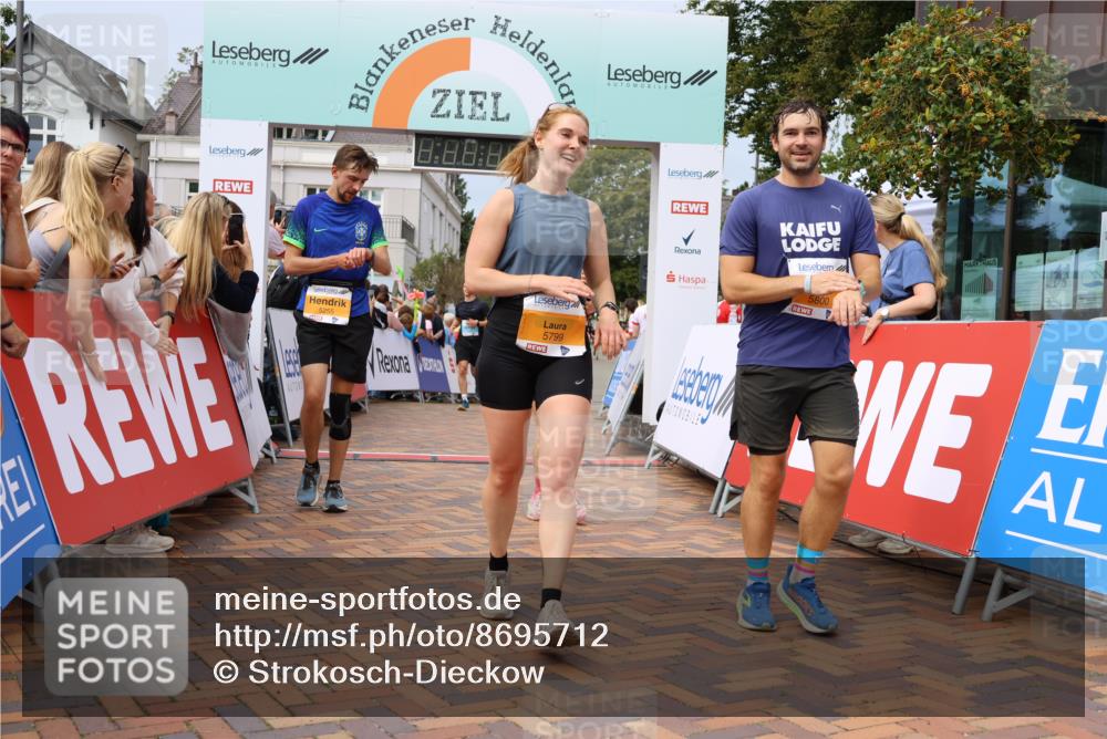 31.08.2025 - 21. Blankeneser Heldenlauf Strokosch-Dieckow http://msf.ph/oto/8695712 31.08.2025 12:30:04 Ziel 5081, 5094, 5800, 5799, 5463, 5470, 4127 meine-sportfotos.de