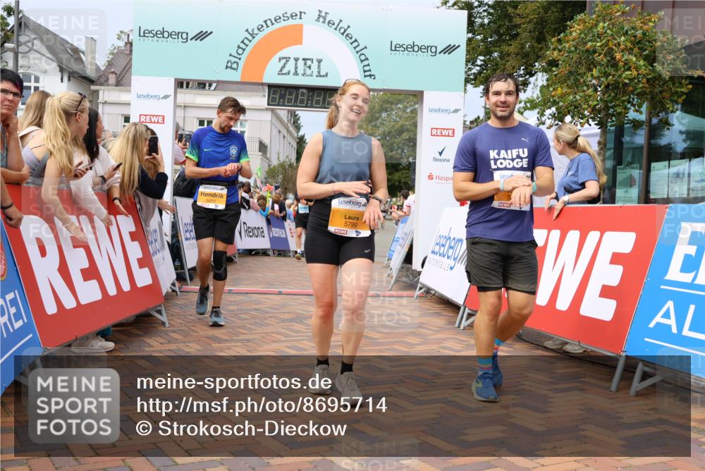 31.08.2025 - 21. Blankeneser Heldenlauf Strokosch-Dieckow http://msf.ph/oto/8695714 31.08.2025 12:30:04 Ziel 5081, 5094, 5800, 5799, 5463, 5470, 4127 meine-sportfotos.de