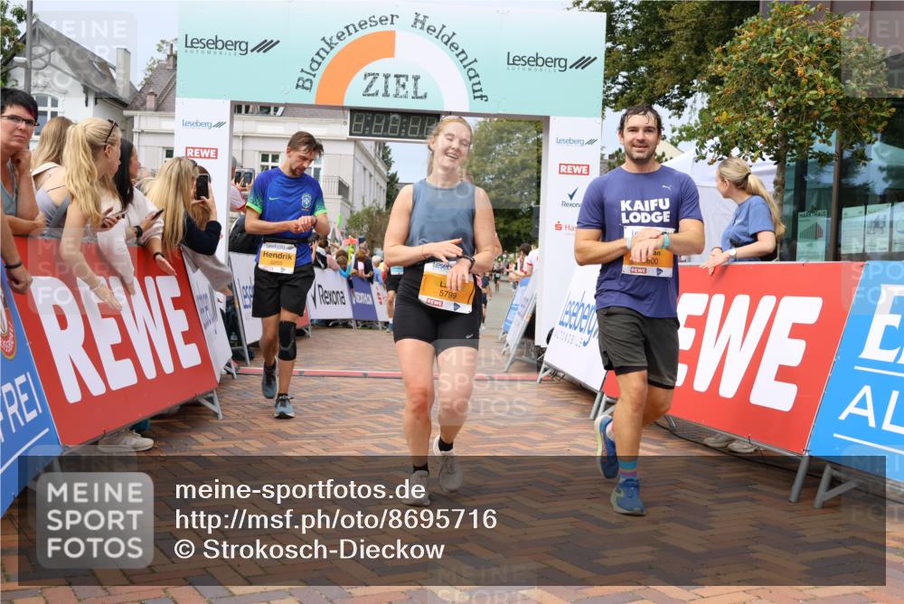 31.08.2025 - 21. Blankeneser Heldenlauf Strokosch-Dieckow http://msf.ph/oto/8695716 31.08.2025 12:30:04 Ziel 5081, 5094, 5800, 5799, 5463, 5470, 4127 meine-sportfotos.de
