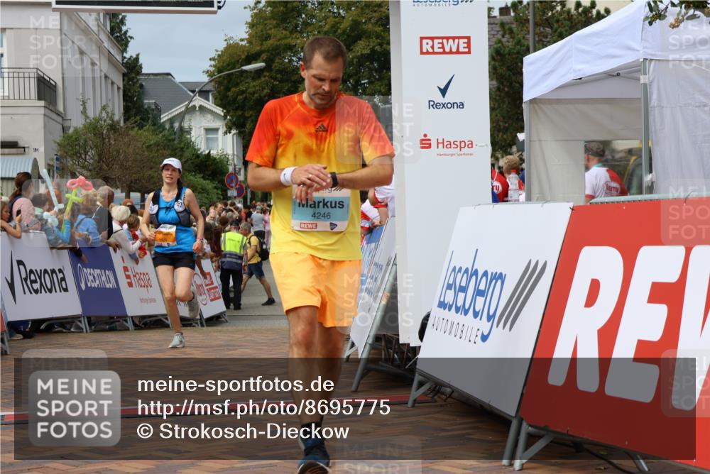 31.08.2025 - 21. Blankeneser Heldenlauf Strokosch-Dieckow http://msf.ph/oto/8695775 31.08.2025 12:24:44 Ziel 5526, 5429, 5424, 4246 meine-sportfotos.de