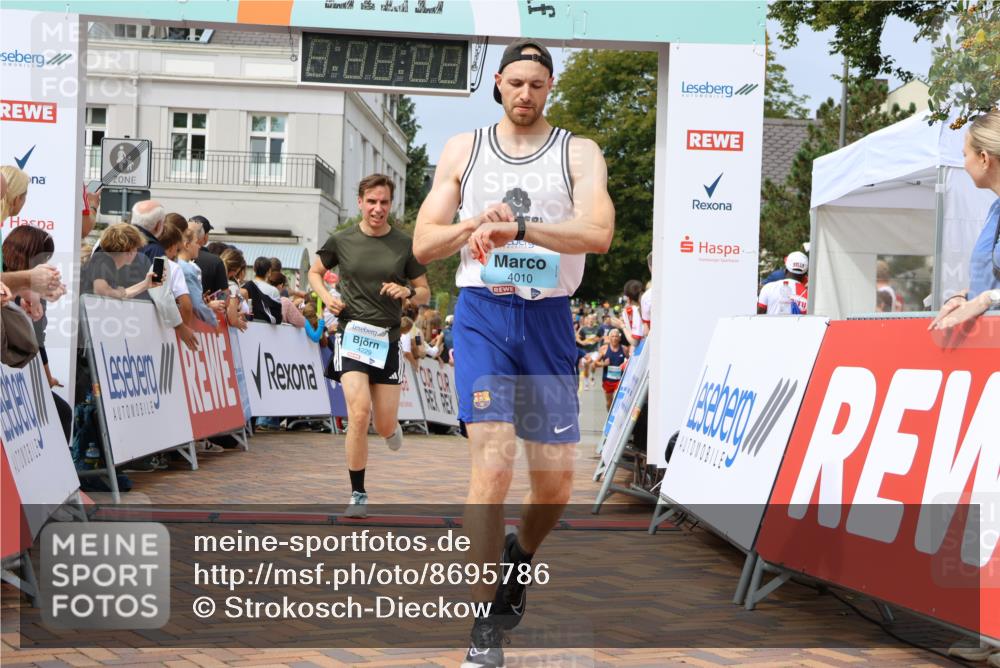 31.08.2025 - 21. Blankeneser Heldenlauf Strokosch-Dieckow http://msf.ph/oto/8695786 31.08.2025 12:29:49 Ziel 5786, 4015, 4229, 4010 meine-sportfotos.de