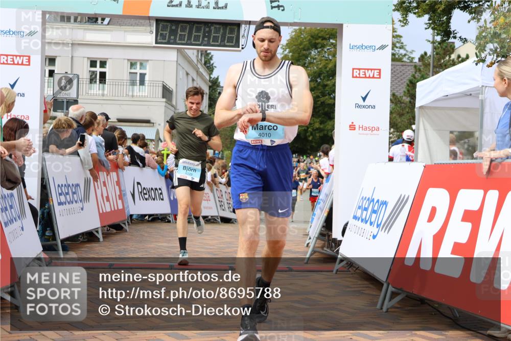 31.08.2025 - 21. Blankeneser Heldenlauf Strokosch-Dieckow http://msf.ph/oto/8695788 31.08.2025 12:29:49 Ziel 5786, 4015, 4229, 4010 meine-sportfotos.de