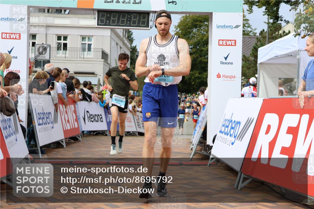 31.08.2025 - 21. Blankeneser Heldenlauf Strokosch-Dieckow http://msf.ph/oto/8695792 31.08.2025 12:29:49 Ziel 5786, 4015, 4229, 4010 meine-sportfotos.de