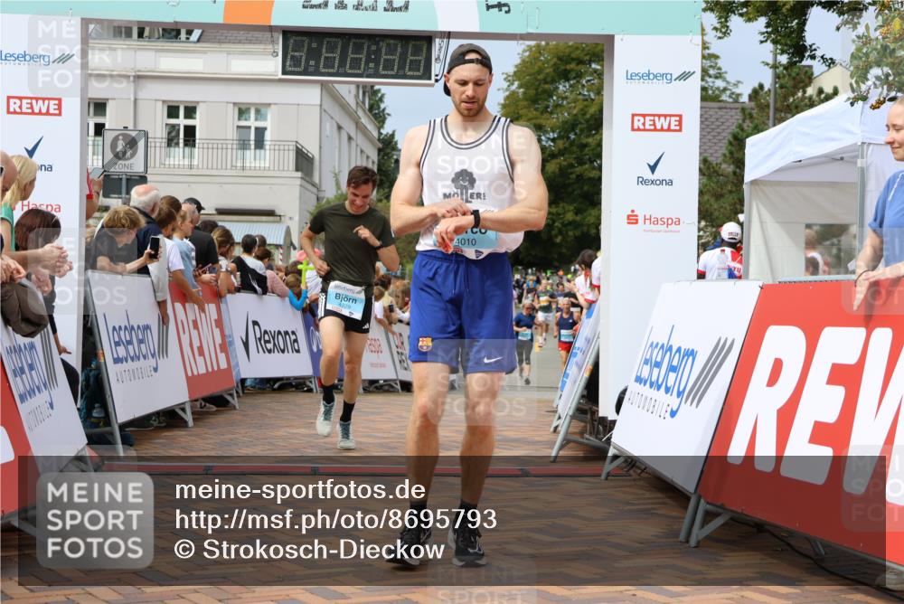 31.08.2025 - 21. Blankeneser Heldenlauf Strokosch-Dieckow http://msf.ph/oto/8695793 31.08.2025 12:29:49 Ziel 5786, 4015, 4229, 4010 meine-sportfotos.de