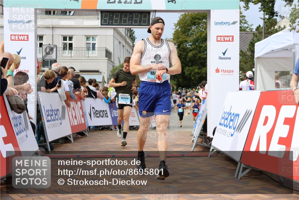 31.08.2025 - 21. Blankeneser Heldenlauf Strokosch-Dieckow http://msf.ph/oto/8695801 31.08.2025 12:29:49 Ziel 5786, 4015, 4229, 4010 meine-sportfotos.de