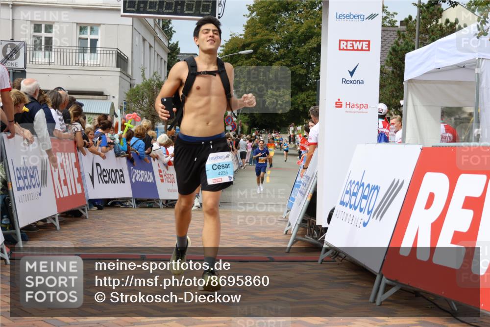 31.08.2025 - 21. Blankeneser Heldenlauf Strokosch-Dieckow http://msf.ph/oto/8695860 31.08.2025 12:24:30 Ziel 5456, 4235, 4071 meine-sportfotos.de