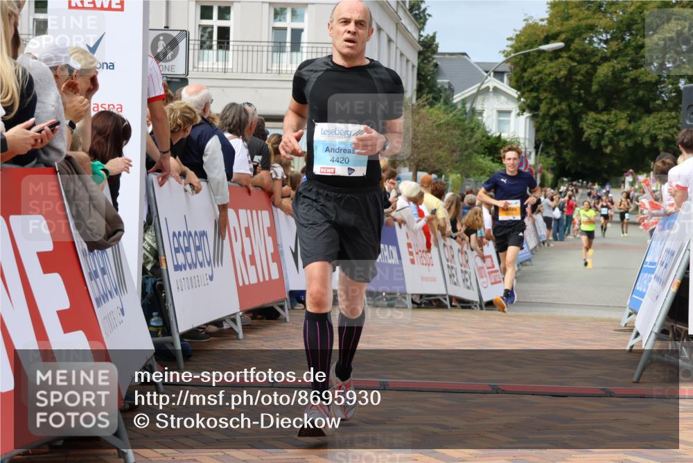 31.08.2025 - 21. Blankeneser Heldenlauf Strokosch-Dieckow http://msf.ph/oto/8695930 31.08.2025 12:24:10 Ziel 5239, 5773, 4420 meine-sportfotos.de