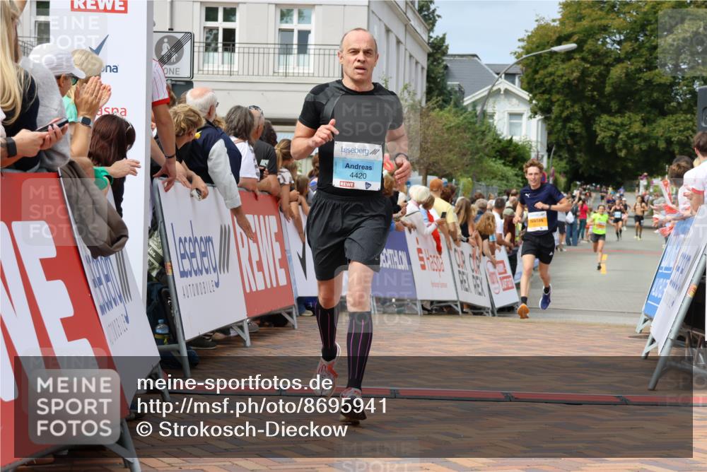 31.08.2025 - 21. Blankeneser Heldenlauf Strokosch-Dieckow http://msf.ph/oto/8695941 31.08.2025 12:24:09 Ziel 5811, 5239, 5773, 4420 meine-sportfotos.de