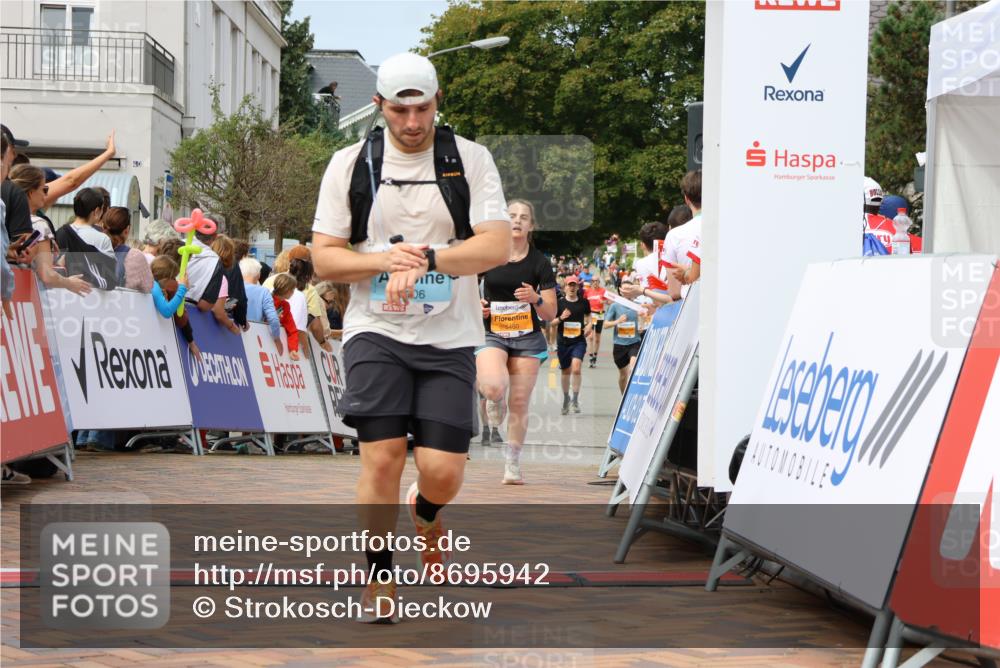 31.08.2025 - 21. Blankeneser Heldenlauf Strokosch-Dieckow http://msf.ph/oto/8695942 31.08.2025 12:29:11 Ziel 5238, 5460, 4106 meine-sportfotos.de
