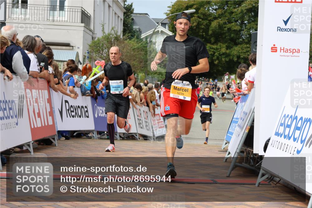 31.08.2025 - 21. Blankeneser Heldenlauf Strokosch-Dieckow http://msf.ph/oto/8695944 31.08.2025 12:24:08 Ziel 5811, 5239, 5773, 4420 meine-sportfotos.de