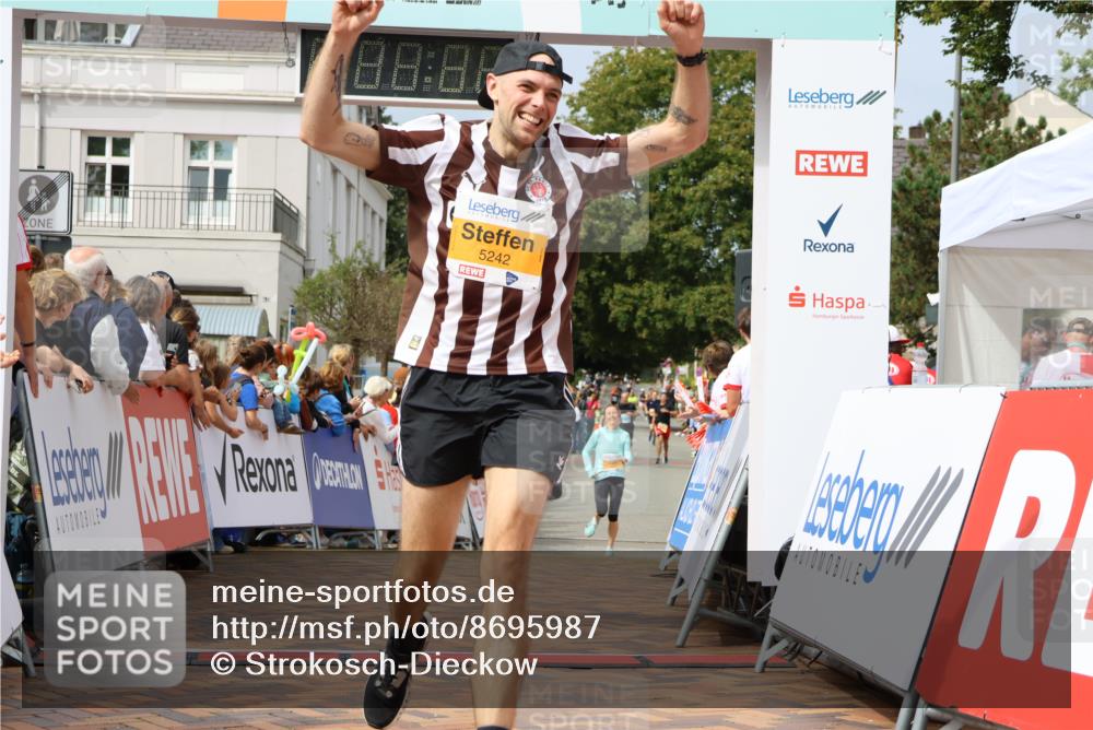 31.08.2025 - 21. Blankeneser Heldenlauf Strokosch-Dieckow http://msf.ph/oto/8695987 31.08.2025 12:23:57 Ziel 5811, 5242 meine-sportfotos.de