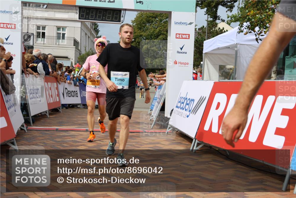 31.08.2025 - 21. Blankeneser Heldenlauf Strokosch-Dieckow http://msf.ph/oto/8696042 31.08.2025 12:23:47 Ziel 5367, 5366, 5420, 4097 meine-sportfotos.de
