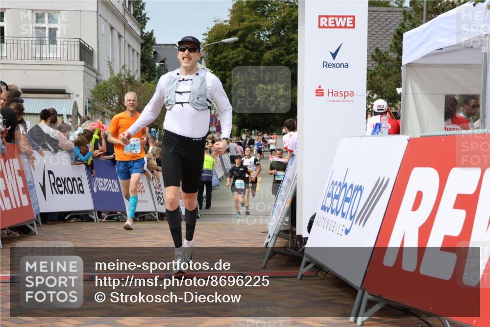 31.08.2025 - 21. Blankeneser Heldenlauf Strokosch-Dieckow http://msf.ph/oto/8696225 31.08.2025 12:27:56 Ziel 5322, 5433, 4269, 4058 meine-sportfotos.de