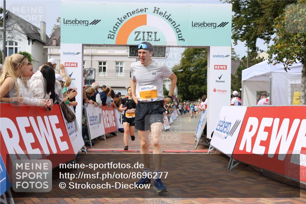 31.08.2025 - 21. Blankeneser Heldenlauf Strokosch-Dieckow http://msf.ph/oto/8696277 31.08.2025 12:22:45 Ziel 5521, 5471, 5828 meine-sportfotos.de