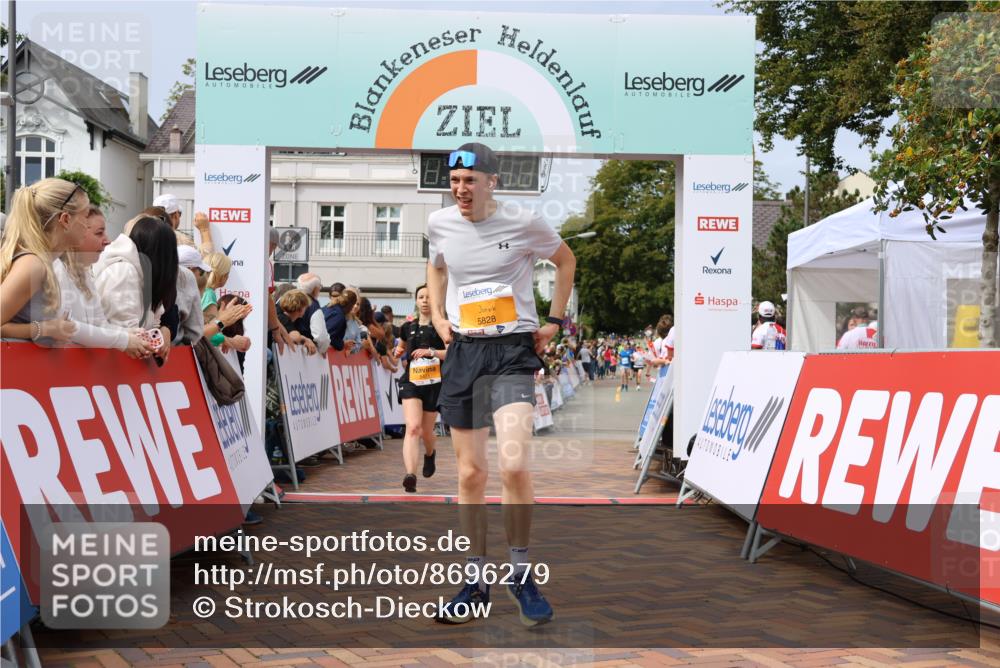 31.08.2025 - 21. Blankeneser Heldenlauf Strokosch-Dieckow http://msf.ph/oto/8696279 31.08.2025 12:22:45 Ziel 5521, 5471, 5828 meine-sportfotos.de