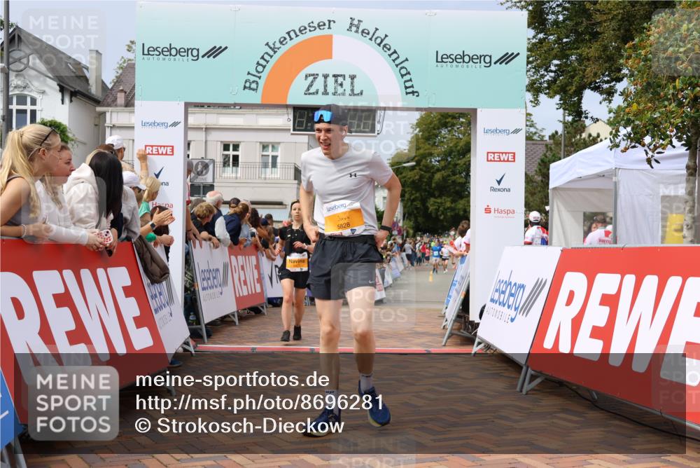 31.08.2025 - 21. Blankeneser Heldenlauf Strokosch-Dieckow http://msf.ph/oto/8696281 31.08.2025 12:22:45 Ziel 5521, 5471, 5828 meine-sportfotos.de