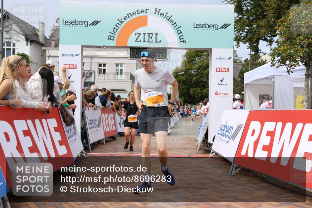 31.08.2025 - 21. Blankeneser Heldenlauf Strokosch-Dieckow http://msf.ph/oto/8696283 31.08.2025 12:22:45 Ziel 5521, 5471, 5828 meine-sportfotos.de