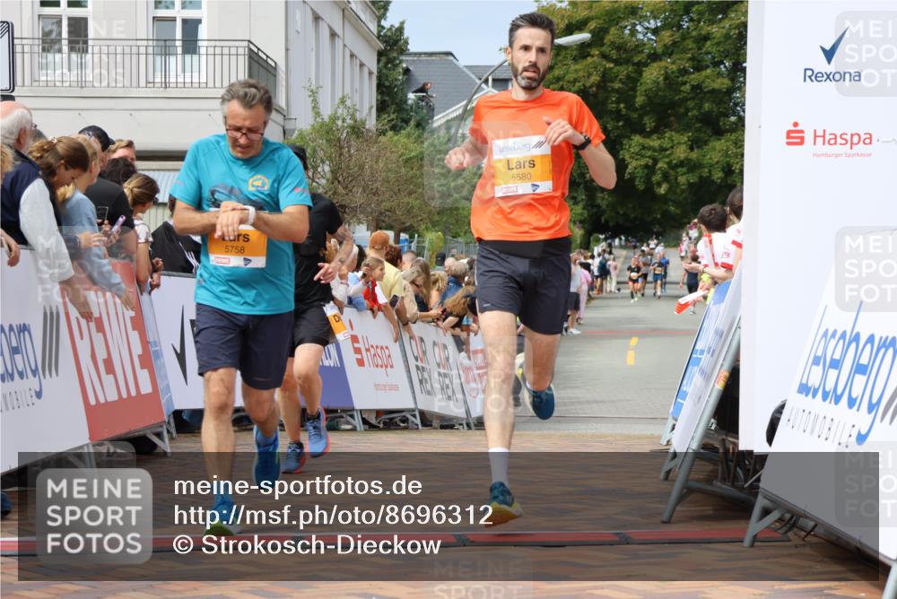 31.08.2025 - 21. Blankeneser Heldenlauf Strokosch-Dieckow http://msf.ph/oto/8696312 31.08.2025 12:27:15 Ziel 5580, 5568, 5758 meine-sportfotos.de