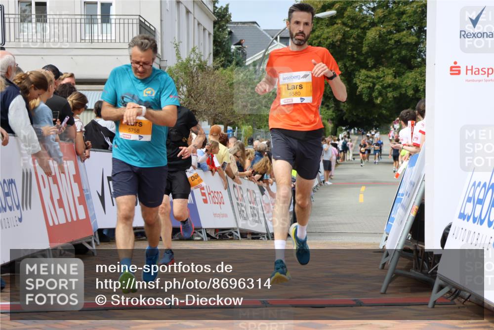 31.08.2025 - 21. Blankeneser Heldenlauf Strokosch-Dieckow http://msf.ph/oto/8696314 31.08.2025 12:27:15 Ziel 5580, 5568, 5758 meine-sportfotos.de