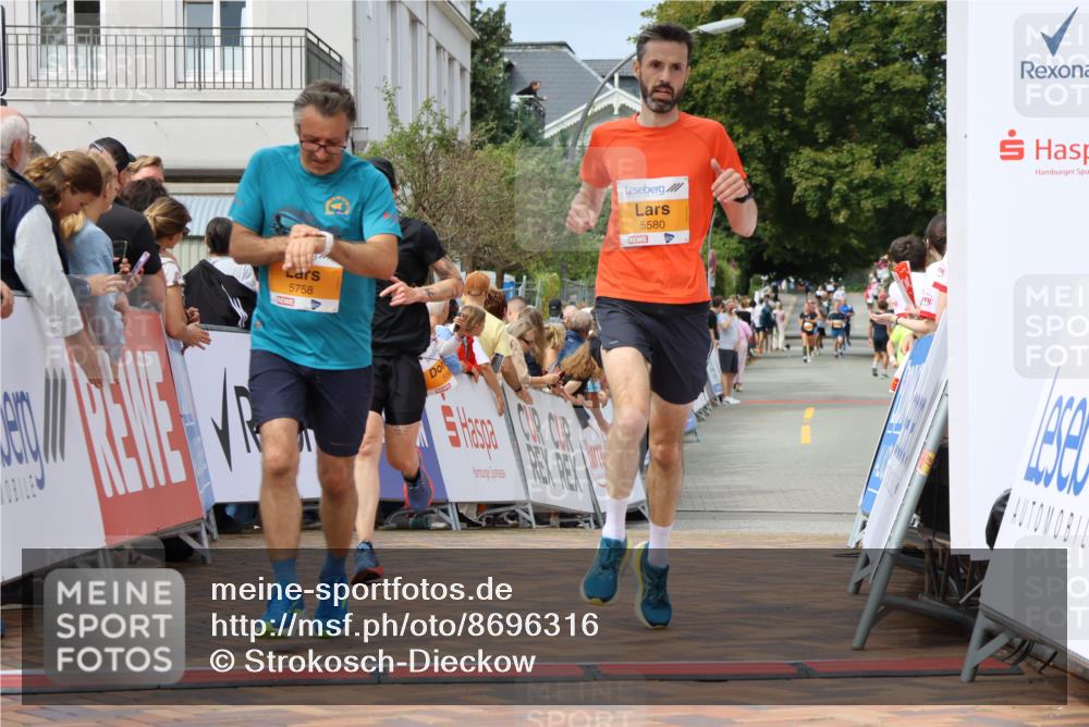 31.08.2025 - 21. Blankeneser Heldenlauf Strokosch-Dieckow http://msf.ph/oto/8696316 31.08.2025 12:27:15 Ziel 5580, 5568, 5758 meine-sportfotos.de