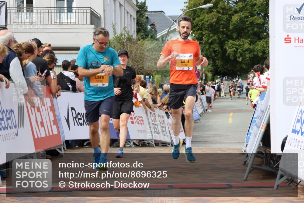 31.08.2025 - 21. Blankeneser Heldenlauf Strokosch-Dieckow http://msf.ph/oto/8696325 31.08.2025 12:27:15 Ziel 5580, 5568, 5758 meine-sportfotos.de