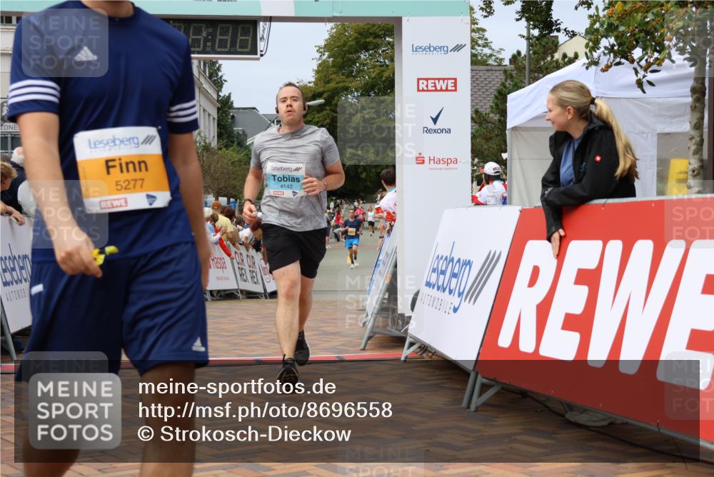 31.08.2025 - 21. Blankeneser Heldenlauf Strokosch-Dieckow http://msf.ph/oto/8696558 31.08.2025 12:21:28 Ziel 5746, 4337, 4142 meine-sportfotos.de