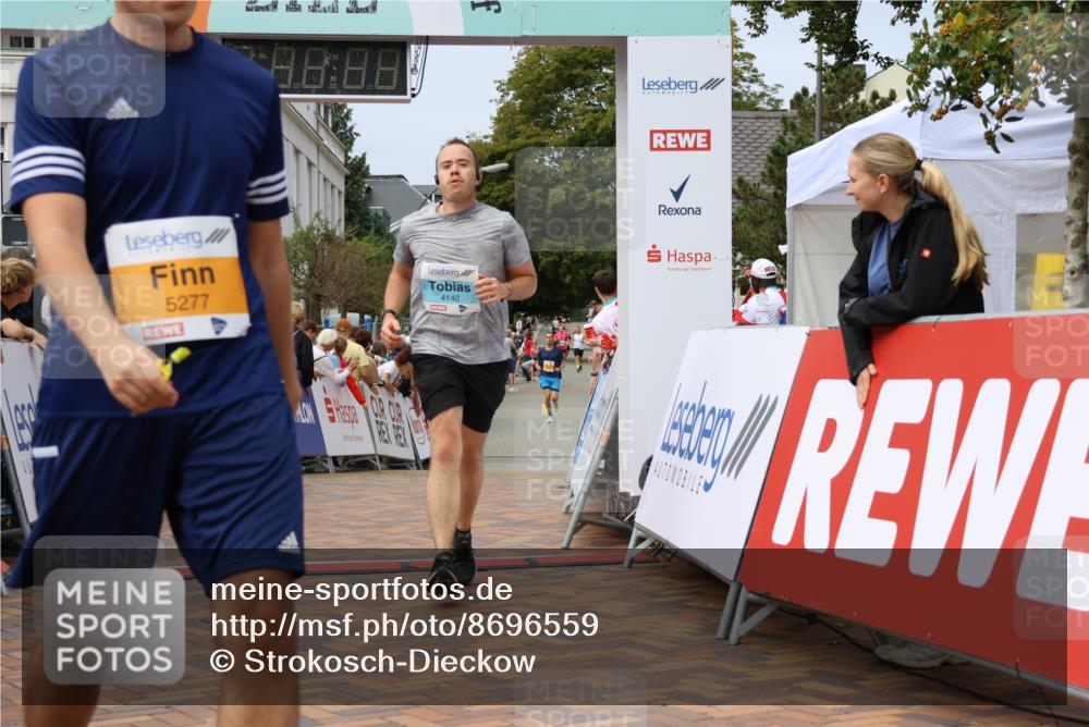 31.08.2025 - 21. Blankeneser Heldenlauf Strokosch-Dieckow http://msf.ph/oto/8696559 31.08.2025 12:21:28 Ziel 5746, 4337, 4142 meine-sportfotos.de