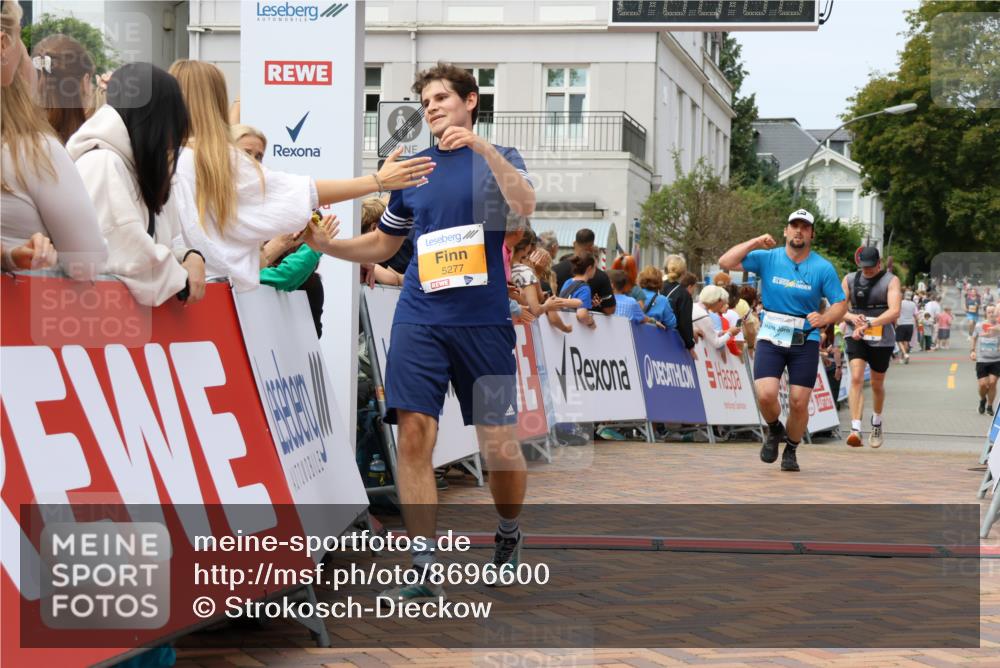 31.08.2025 - 21. Blankeneser Heldenlauf Strokosch-Dieckow http://msf.ph/oto/8696600 31.08.2025 12:21:19 Ziel 5277, 5746, 4337 meine-sportfotos.de