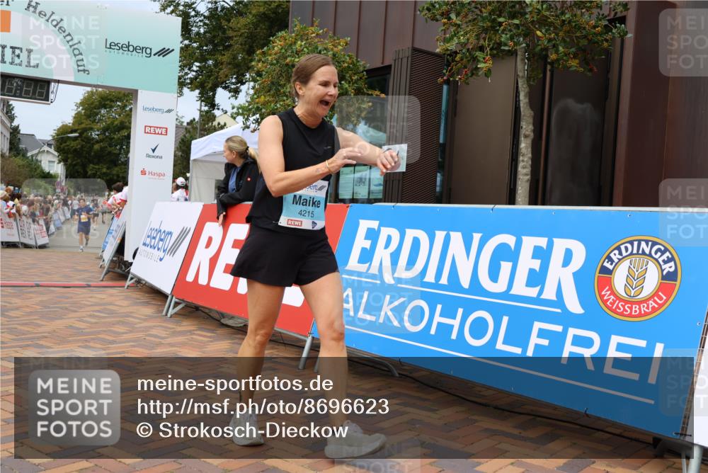 31.08.2025 - 21. Blankeneser Heldenlauf Strokosch-Dieckow http://msf.ph/oto/8696623 31.08.2025 12:21:13 Ziel 5277, 4242, 4215 meine-sportfotos.de