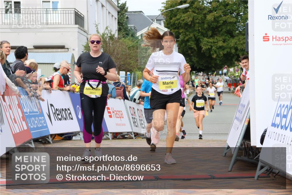 31.08.2025 - 21. Blankeneser Heldenlauf Strokosch-Dieckow http://msf.ph/oto/8696653 31.08.2025 10:33:25 Ziel 2011, 2044, 2126, 2640, 2639, 2220, 2221 meine-sportfotos.de