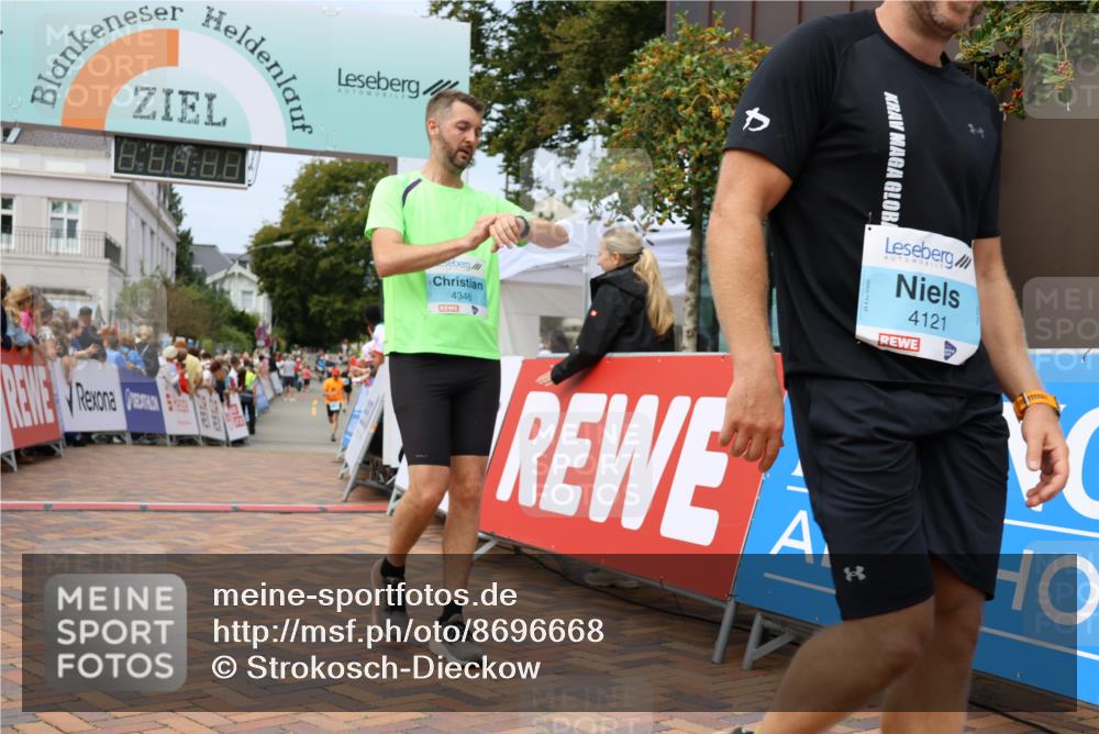 31.08.2025 - 21. Blankeneser Heldenlauf Strokosch-Dieckow http://msf.ph/oto/8696668 31.08.2025 12:21:01 Ziel 4063, 4346, 4121 meine-sportfotos.de