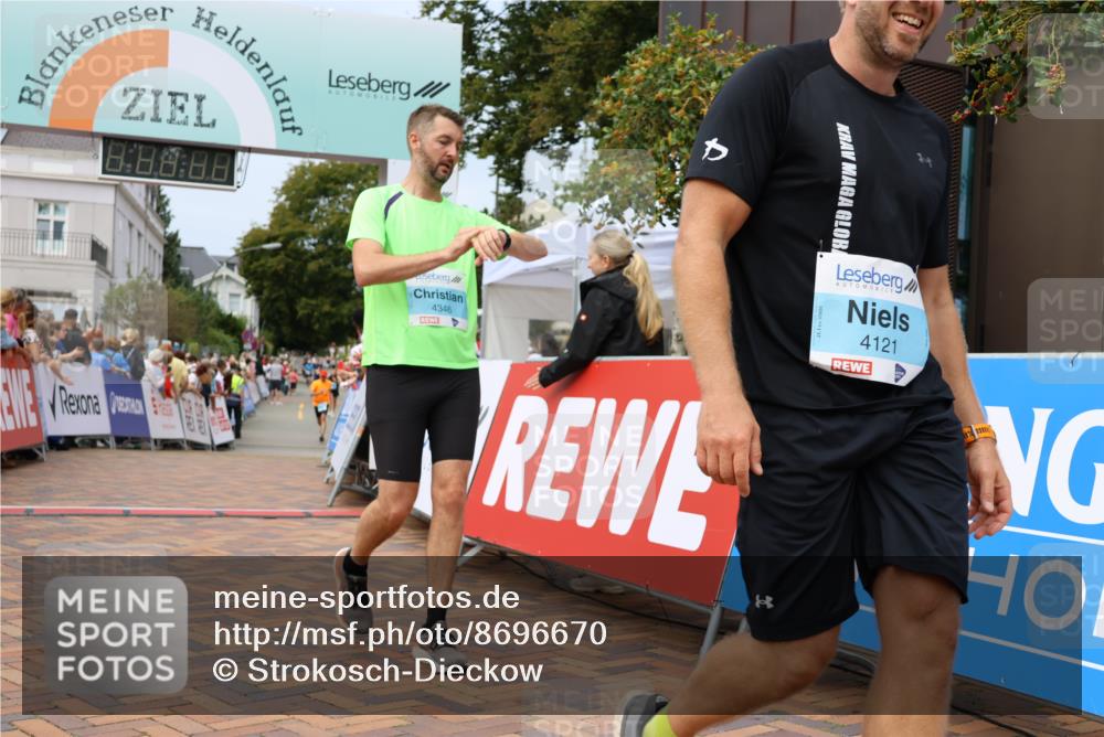 31.08.2025 - 21. Blankeneser Heldenlauf Strokosch-Dieckow http://msf.ph/oto/8696670 31.08.2025 12:21:01 Ziel 4063, 4346, 4121 meine-sportfotos.de