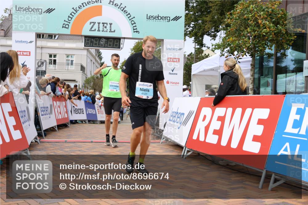 31.08.2025 - 21. Blankeneser Heldenlauf Strokosch-Dieckow http://msf.ph/oto/8696674 31.08.2025 12:20:59 Ziel 4063, 4346, 4121 meine-sportfotos.de