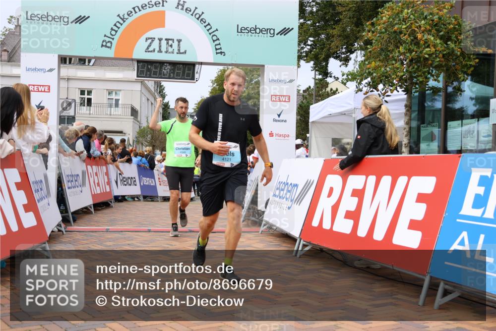 31.08.2025 - 21. Blankeneser Heldenlauf Strokosch-Dieckow http://msf.ph/oto/8696679 31.08.2025 12:20:59 Ziel 4063, 4346, 4121 meine-sportfotos.de