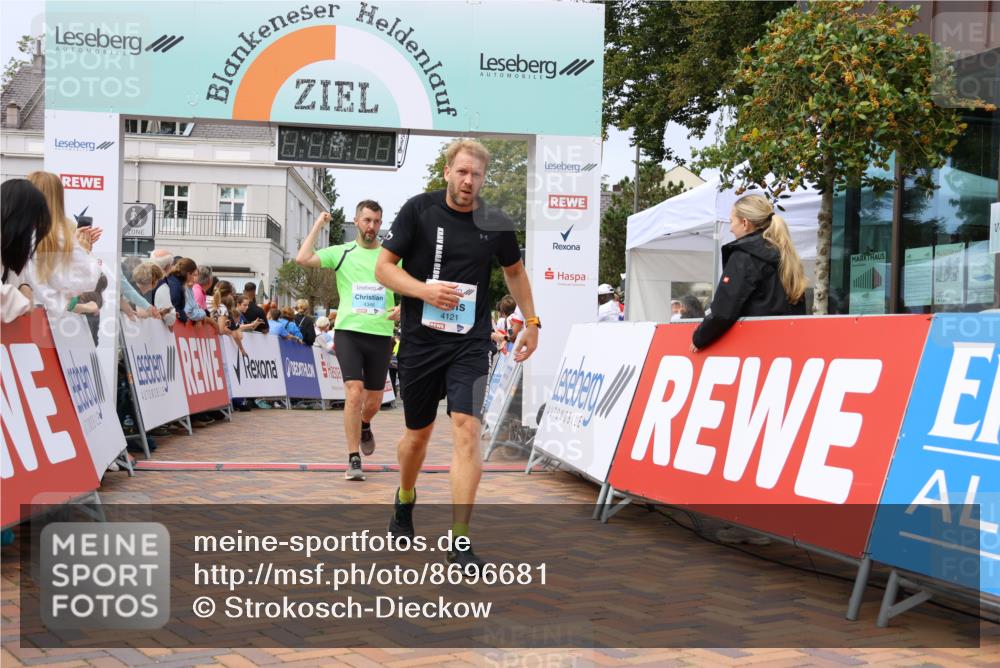 31.08.2025 - 21. Blankeneser Heldenlauf Strokosch-Dieckow http://msf.ph/oto/8696681 31.08.2025 12:20:58 Ziel 4063, 4346, 4121 meine-sportfotos.de