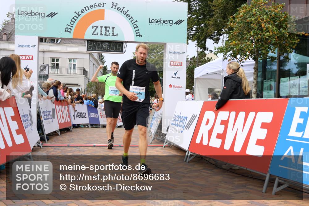 31.08.2025 - 21. Blankeneser Heldenlauf Strokosch-Dieckow http://msf.ph/oto/8696683 31.08.2025 12:20:58 Ziel 4063, 4346, 4121 meine-sportfotos.de