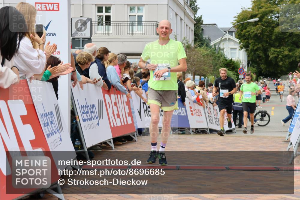 31.08.2025 - 21. Blankeneser Heldenlauf Strokosch-Dieckow http://msf.ph/oto/8696685 31.08.2025 12:20:53 Ziel 4063, 4348, 4121 meine-sportfotos.de