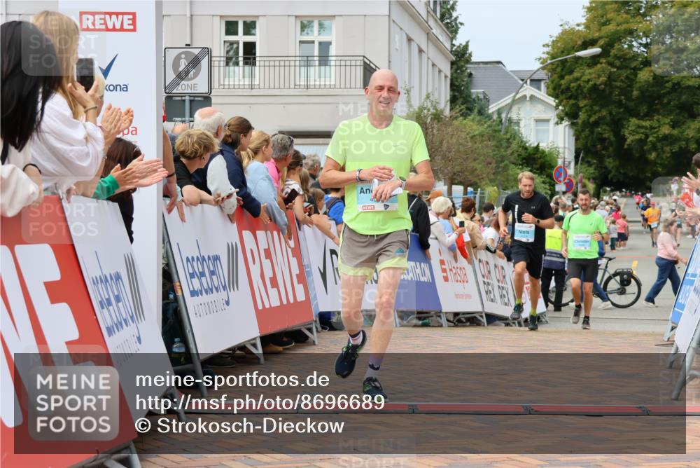 31.08.2025 - 21. Blankeneser Heldenlauf Strokosch-Dieckow http://msf.ph/oto/8696689 31.08.2025 12:20:53 Ziel 4063, 4348, 4121 meine-sportfotos.de