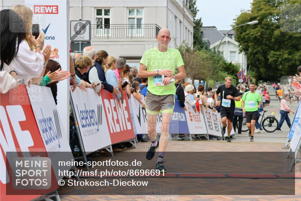 31.08.2025 - 21. Blankeneser Heldenlauf Strokosch-Dieckow http://msf.ph/oto/8696691 31.08.2025 12:20:53 Ziel 4063, 4348, 4121 meine-sportfotos.de