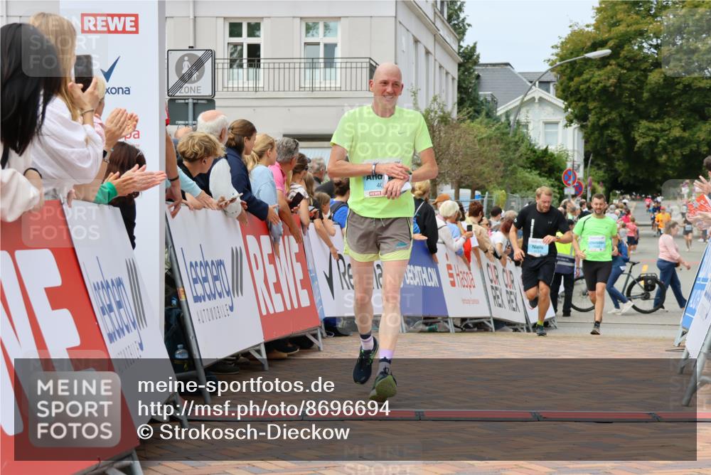 31.08.2025 - 21. Blankeneser Heldenlauf Strokosch-Dieckow http://msf.ph/oto/8696694 31.08.2025 12:20:53 Ziel 4063, 4348, 4121 meine-sportfotos.de