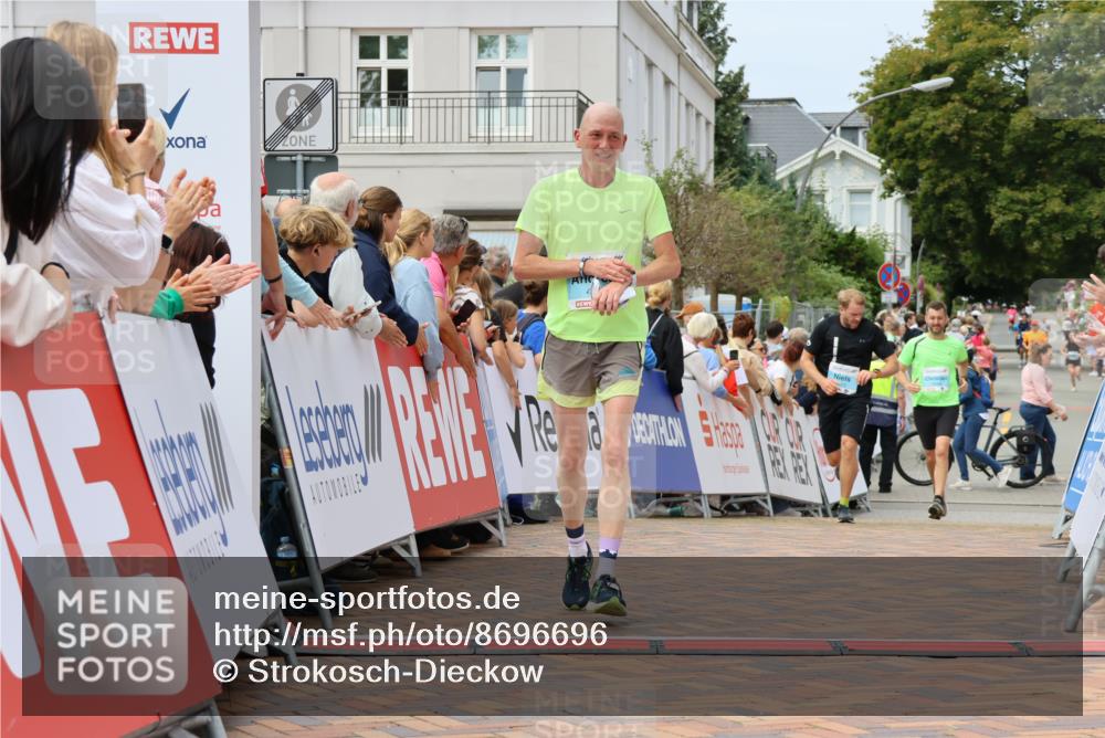 31.08.2025 - 21. Blankeneser Heldenlauf Strokosch-Dieckow http://msf.ph/oto/8696696 31.08.2025 12:20:53 Ziel 4063, 4348, 4121 meine-sportfotos.de