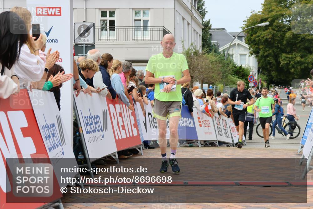 31.08.2025 - 21. Blankeneser Heldenlauf Strokosch-Dieckow http://msf.ph/oto/8696698 31.08.2025 12:20:53 Ziel 4063, 4348, 4121 meine-sportfotos.de
